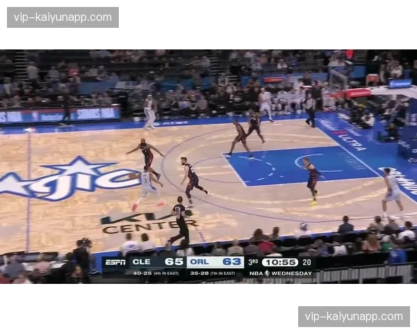 詹姆斯关键时刻防守施压 造成班凯罗失误改变战局