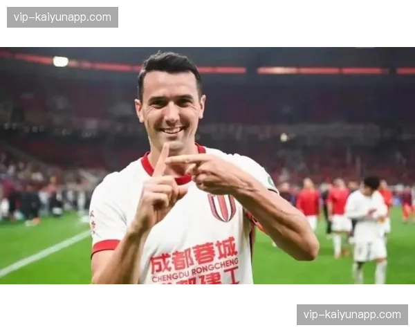 周定洋熟悉旧主攻防套路 新鹏城中场拦截预判精准